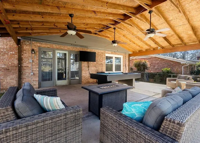 Spacious Oasis With Pool - 5Br