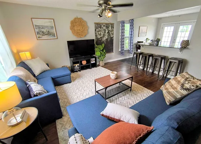 The Columbia Crash Pad Near Bases, Usc, Shops